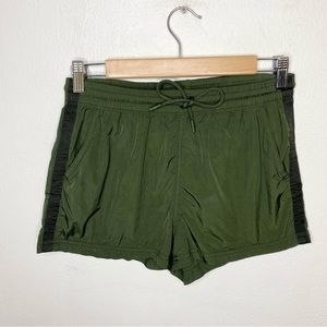 Athleta Green Lightweight Expedition Shorts Black Side Stripes‎ Pockets